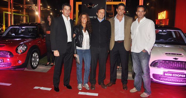 La diseñadora Dalila Tahan junto a los anfitriones de la noche: Jorge Pesce, Armando Genco, Pablo Lambert y Pablo Doctorovich, de BMW Argentina. Foto: Gerardo Gómez/MDZ