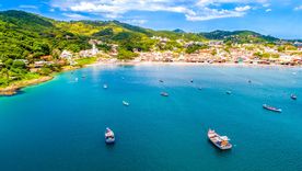 El pueblo de Garopaba se encuentra rodeado de playas amplias y morros verdes en Santa Catarina. El pueblo de Garopaba se encuentra rodeado de playas amplias y morros verdes en Santa Catarina.