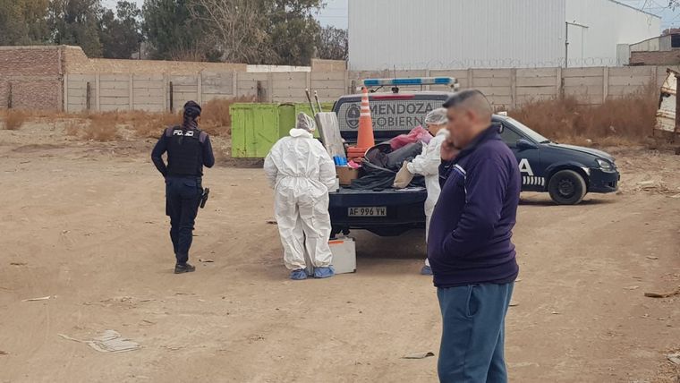 Los trabajos policiales en la escena del hallazgo del cadáver. Los trabajos policiales en la escena del hallazgo del cadáver.