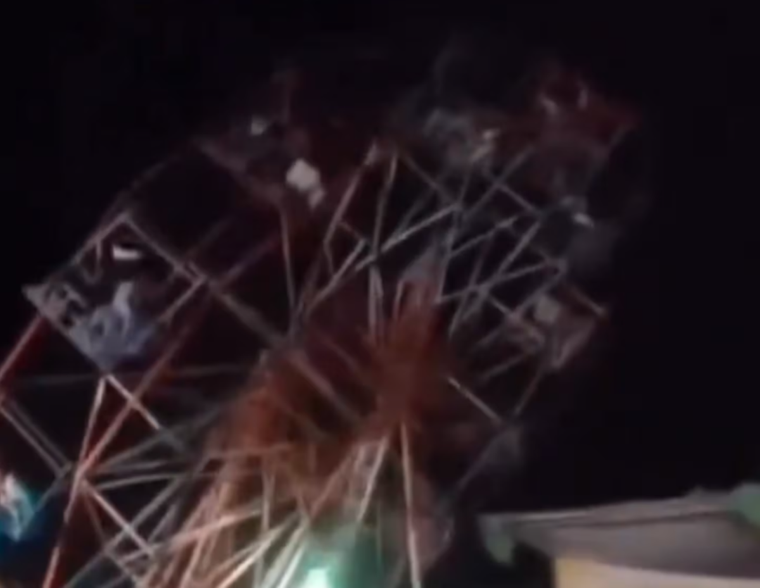 La rueda de la fortuna colapsó después de dar dos vueltas en un parque de la India.