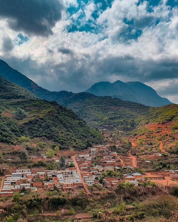 Valle Colorado es un pueblo de Jujuy rodeado por montañas, ríos y caminos que conducen hacia las Yungas.
