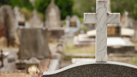Una tumba en un cementerio de la Zona Este es muy visitada por mendocinos y turistas que van a pedir ayuda.