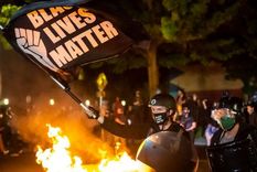 Las protestas continúan en Portland por tercer mes consecutivo. Foto: GETTY IMAGES