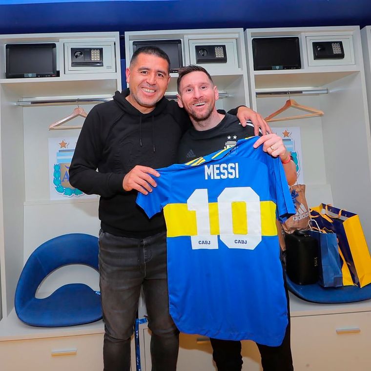 Messi, con la camiseta de Boca número 10 que le obsequió Riquelme tras el partido ante Venezuela.