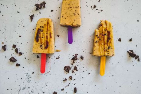 Estos helados de banana y mantequilla de maní granizados de Hola Vegan con imperdibles.