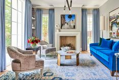 Jamás levantar el piso del comedor por impulso para encontrar solo tierra desnuda y vigas podridas abajo, sin ningún plan ni financiamiento para arreglarlo. Foto: Michael Blevins. y JLayton Interiors