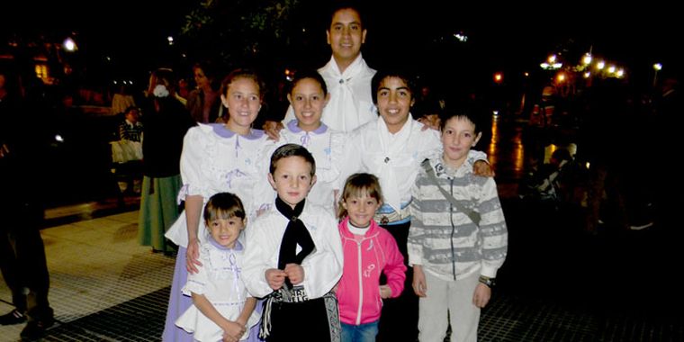 Chicos de la academia de danzas Atuel Norte. Foto: Cecilia Cannizzo/Mediamza.com