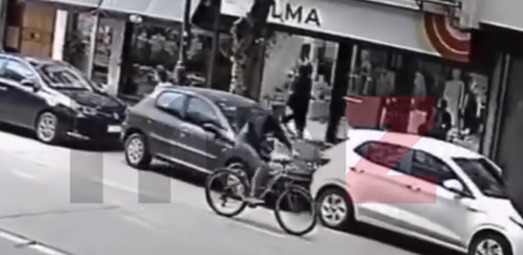 El robo de la bicicleta quedó grabado por las cámaras de seguridad de la zona.
