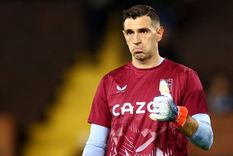 papelon del aston villa tras otra llamativa decision del dt con dibu martinez