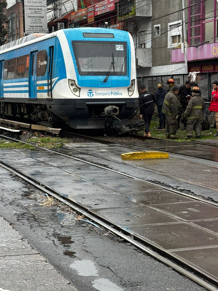 Después del impacto, el tren arrastró varios metros al motociclista