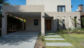 La casa que tiene Manuel Adorni en un barrio privado