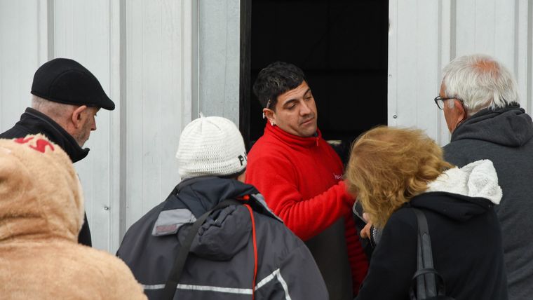 Muchos jubilados sufren los cambios en PAMI y ANSES y están obligados a hacer colas y peregrinar por los servicios.&nbsp;