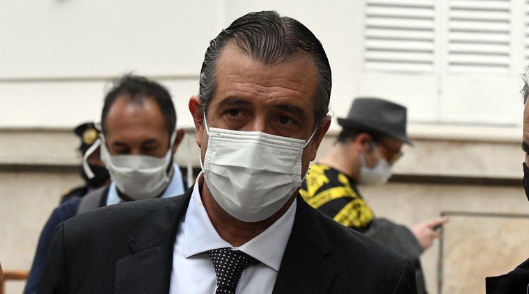 El ministro de Gobierno, Víctor Ibañez, se quedó anoche leyendo el nuevo DNU. Foto: ALF PONCE MERCADO / MDZ