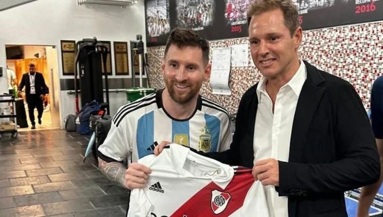 Lionel Messi posando con la camiseta de River junto a Jorge Brito, el presidente anterior del club de Núñez. Lionel Messi posando con la camiseta de River junto a Jorge Brito, el presidente anterior del club de Núñez.