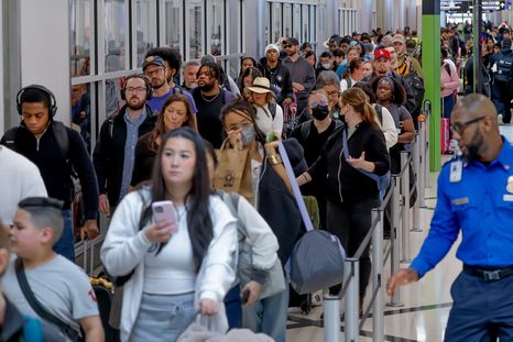 Pasajeros han tenido que formarse por varias horas para cruzar los controles de seguridad en varios aeropuertos de EE.UU. Pasajeros han tenido que formarse por varias horas para cruzar los controles de seguridad en varios aeropuertos de EE.UU.