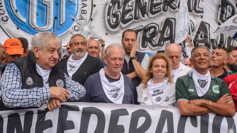 La cúpula de la CGT se prepara para un nuevo paro general contra el Gobierno de Javier Milei, pero antes podría estallar una medida de fuerza del gremio de colectivos por un reclamo salarial. Foto: x (@cgtoficialok)