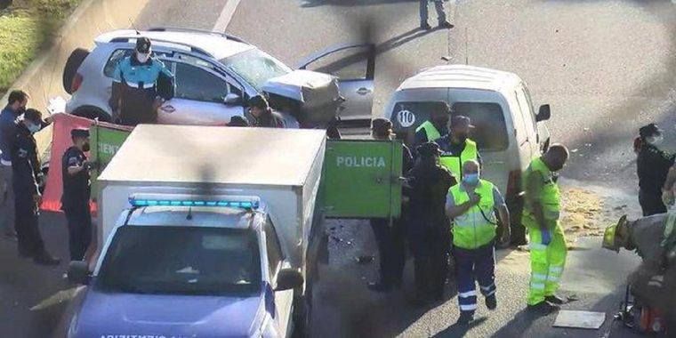 Un vehículo iba en contramano por el Acceso Oeste y provocó dos muertes tras un choque frontal
