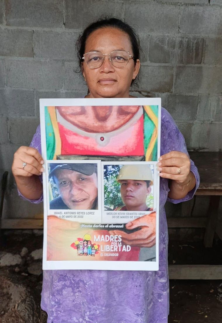 Hace más de cuatro años que Liliana Urías no ve a su esposo, Israel Reyes (en el cartel que sostiene, el de la foto de la izquierda) y a su hijo Merlon Urías.