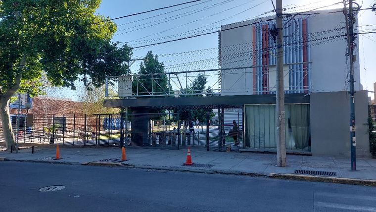 Con horarios estrictos y celulares guardados, más de cien alumnos comenzaron sus tareas de trabajo comunitario en el Santa María tras los disturbios de noviembre.