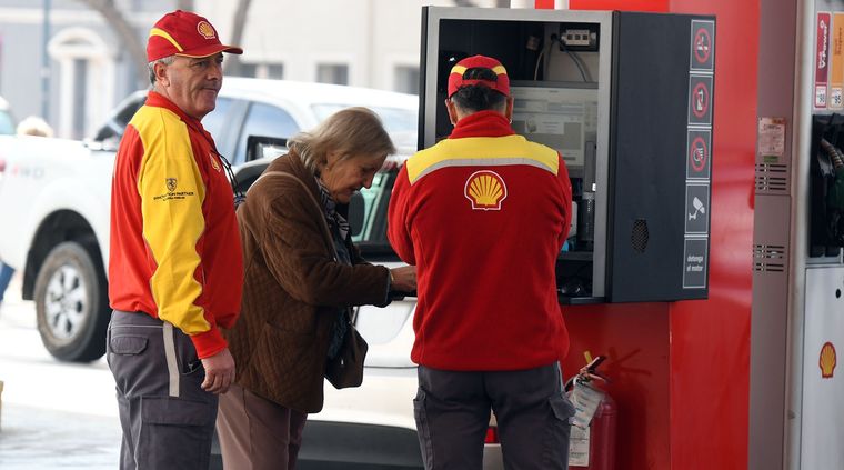 La suba de precios de los combustible ocurrió en varias provincias Foto: ALF PONCE MERCADO / MDZ