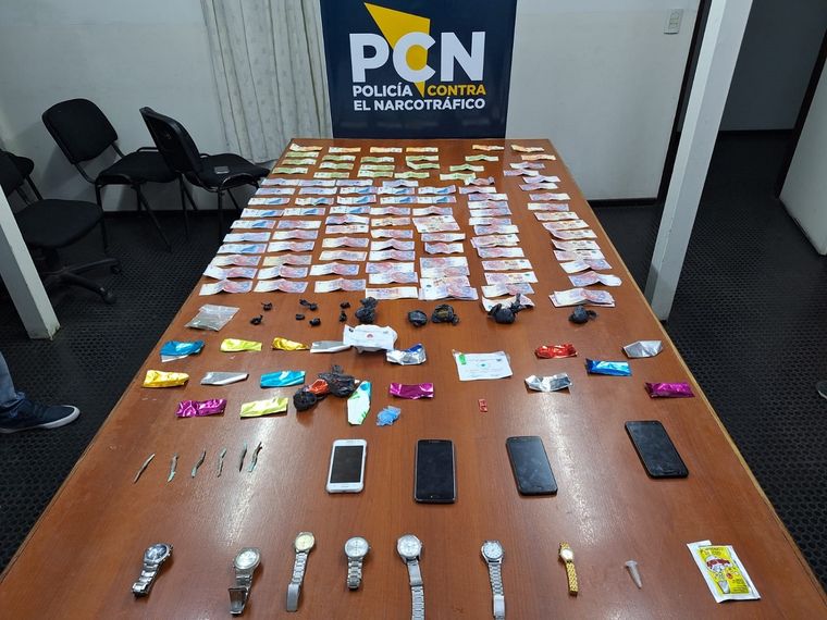 Secuestro de drogas, dinero y celulares en un allanamiento Foto: Ministerio de Seguridad