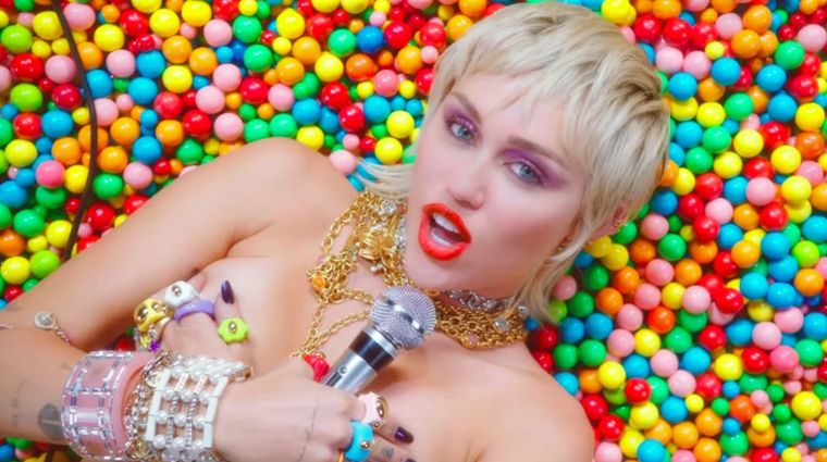 Miley Cyrus. Foto: https://media1.popsugar-assets.com