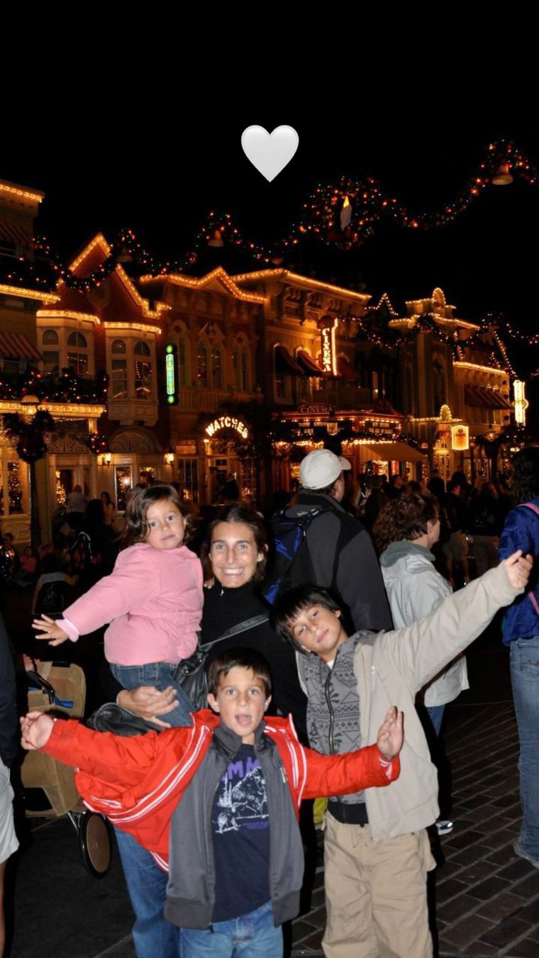 La foto muestra a Romina con sus tres hijos. La foto muestra a Romina con sus tres hijos.