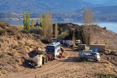 Contenedores y casas rodantes que están en los terrenos del perilago.