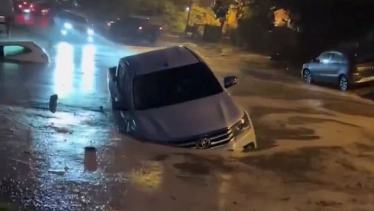 Autos sumergidos en Pinamar por la inundación Foto: Captura de video