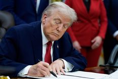 Trump firmó una orden ejecutiva que le permitiría imponer aranceles a los países que envíen petróleo a Cuba.