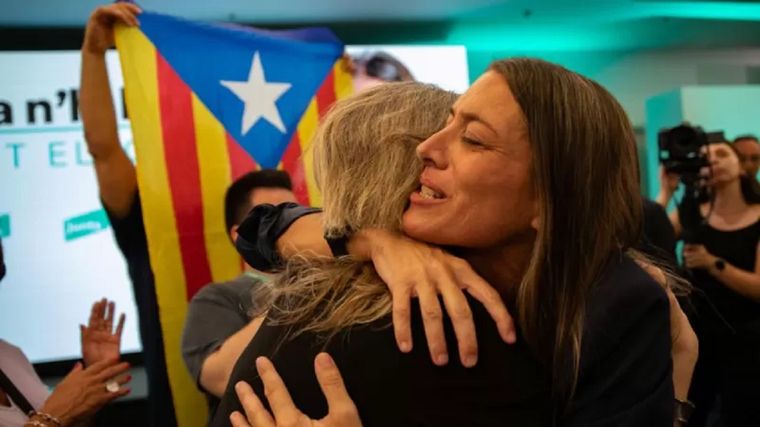 La candidata independentista Miriam Nogueras celebró el resultado de las elecciones como una victoria pese a haber perdido un diputado. Foto: GETTY IMAGES