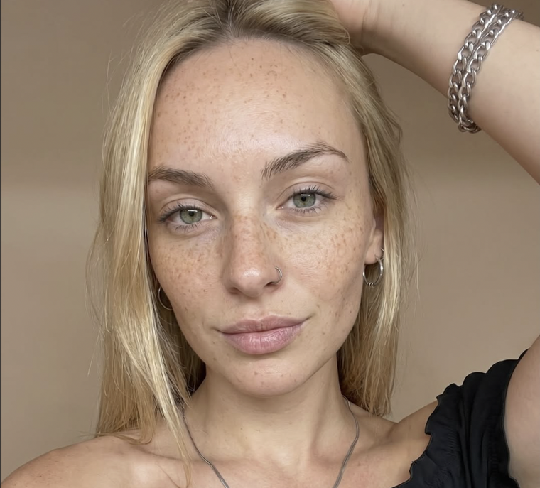La imagen del rostro hiperrealista de la influencer creada con IA.