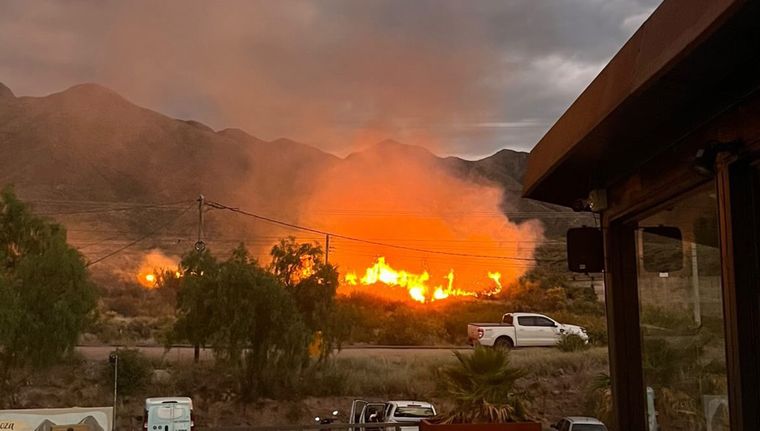 El incendio es de grandes proporciones. Foto: Gentileza