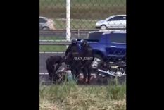 video: policias golpearon y le robaron a dos jovenes