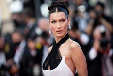 Bella Hadid transforma el top 2022 en tres looks fantásticos Foto: Woman