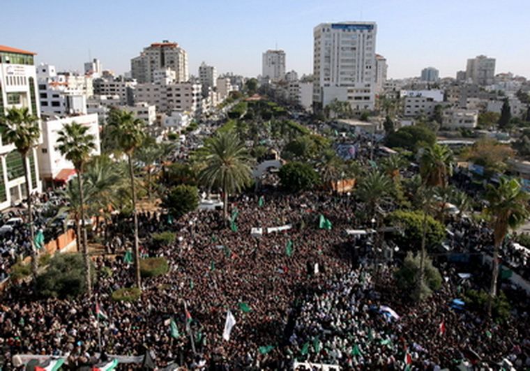 Miles de simpatizantes de Hamas congregados en los alrededores del Parlamento palestino Foto: EFE