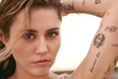 Las decenas de tatuajes que tiene Miley Cyrus esconden distintos significados. Foto: Vanity Fair