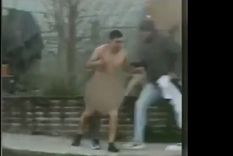 video: corrieron a un ladron, lo desnudaron y casi lo linchan
