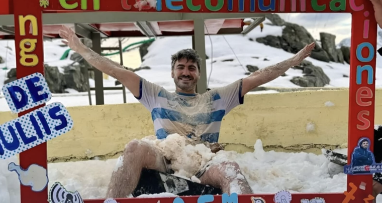 Con una remera de la UNSAM, Rodrigo festejó ser el primer ingeniero recibido en la Antártida. Foto: Archivo