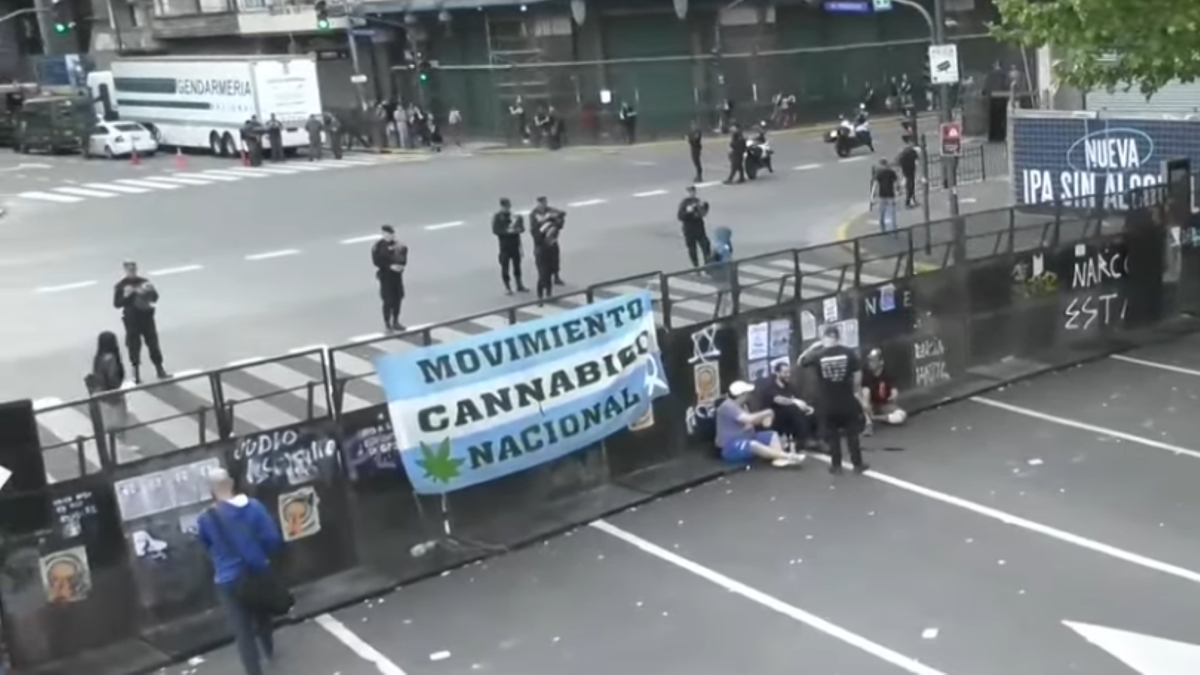 La insólita bandera que apareció frente al Congreso en la marcha de jubilados