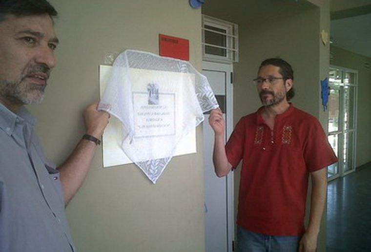 Los hijos de Luis Montaña descubre el nombre de Don Luis en la biblioteca.