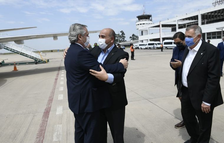 Juan Manzur saluda a Alberto Fernández, en su reciente visita a Tucumán, ante la mirada de Jaldo.