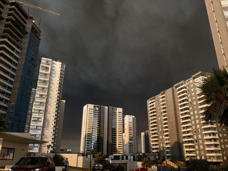 Gigantesca nube de humo producto de los incendios en Chile, visto desde Concón. Foto: EFE