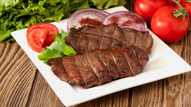 El hígado es tan rico en vitamina A que se recomienda consumirlo solo una vez a la semana para evitar la toxicidad. El hígado es tan rico en vitamina A que se recomienda consumirlo solo una vez a la semana para evitar la toxicidad.