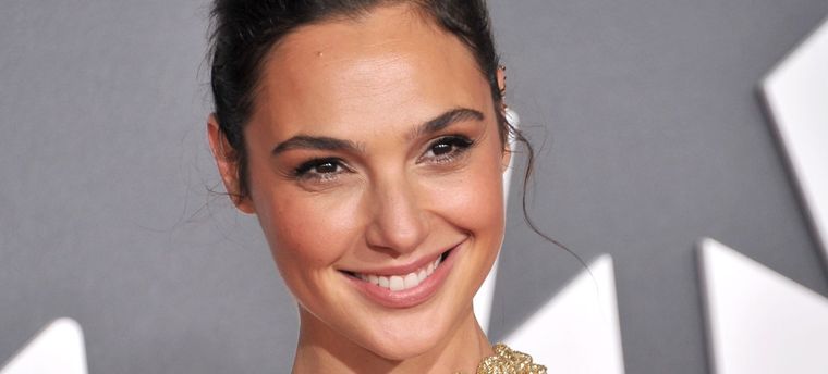 Gal Gadot tiene trucos infalibles para usar faldas y resaltar su figura. Foto: Los 40 (los40.com)