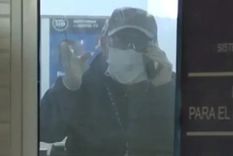 El hombre habló con un canal de TV desde la cabina donde tuvo que ir a buscar su auto.