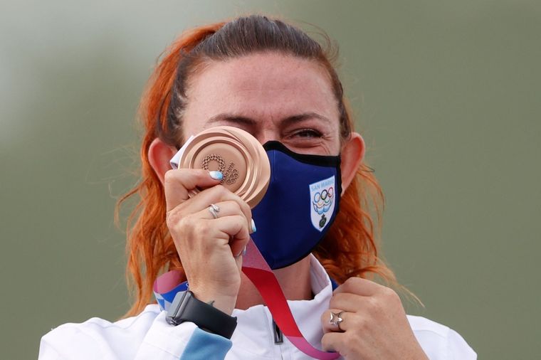Alessandra Perilli muestra orgullosa su bronce. Foto: EFE