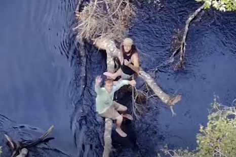 El rescate se produjo después de que el bote de los dos hombres volcara en el río Hillsborough, en Florida.