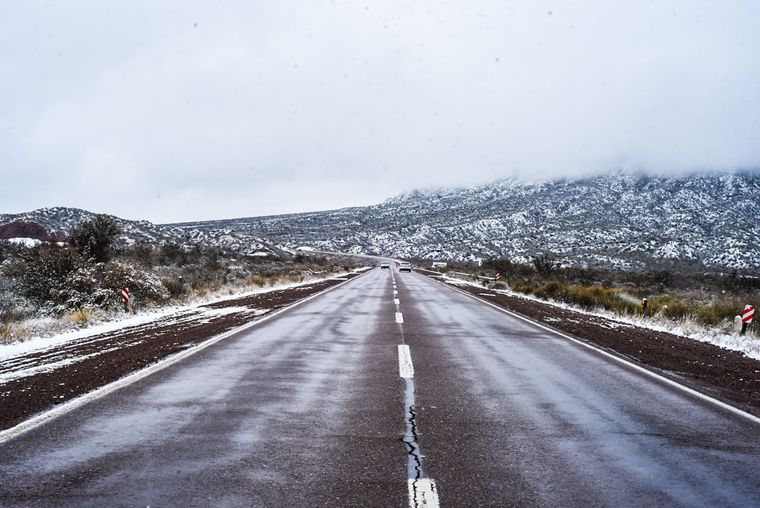 Los camiones despejados en medio de la nieve en Mendoza. Foto: Maru Mena / MDZ