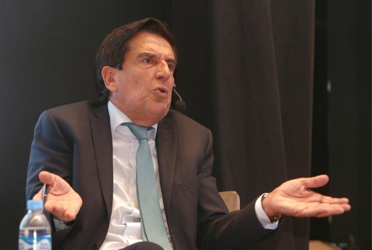 El economista Carlos Melconian suele ser criticado por el presidente Milei con referencias a la tijerita pero ahora salió duro contra el programa económico. Foto: TGA